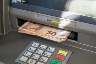 50-euro briefjes die uit een CASH-machine komen